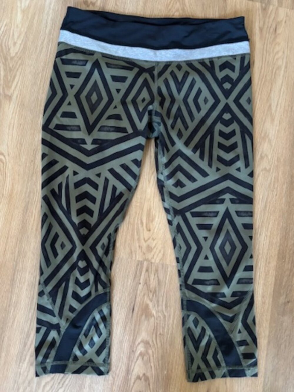 Lululemon Run Inspire Crop II Green Black Chevron Print Leggings 8